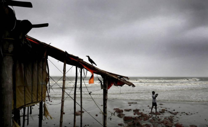Destrucción y casi un centenar de víctimas mortales tras el paso del ciclón por la zona.