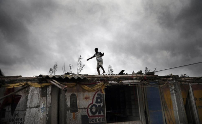 Destrucción y casi un centenar de víctimas mortales tras el paso del ciclón por la zona.