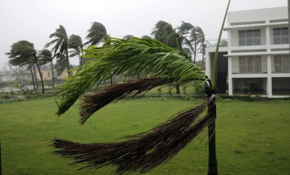 Destrucción y casi un centenar de víctimas mortales tras el paso del ciclón por la zona.