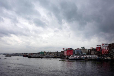Destrucción y casi un centenar de víctimas mortales tras el paso del ciclón por la zona.