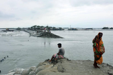 Destrucción y casi un centenar de víctimas mortales tras el paso del ciclón por la zona.