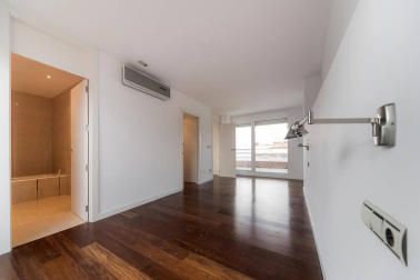 Se vende adosado luminoso  con excelente orientación y vistas situado en la cúspide da Pamplona, a 10 minutos a pie del centro urbano.
Ubicado en esquina, con 270 m2, tres hermosas terrazas y un agradable jardín. Distribuido en cuatro plantas.  En el sótano, garaje, trastero, lavandería y txoko con cocina equipada. En planta baja, amplio salón con enormes cristaleras, cocina de alta gama, un dormitorio y un baño. En la primera planta, dos habitaciones que comparten baño, otra con baño incluido, salita de estar y terraza. En la segunda planta, preciosa habitación en suite con vestidor y baño, con salida a dos terrazas con vistas que rodean toda la vivienda.
Construcción de alta calidad, equipado con aire acondicionado, aspiración centralizada, persianas eléctricas y calefacción por hilo radiante.