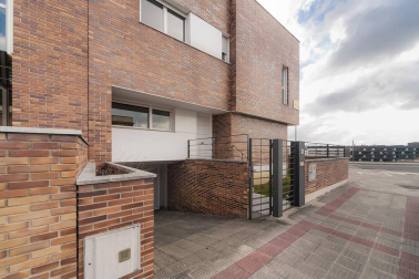 Se vende adosado luminoso  con excelente orientación y vistas situado en la cúspide da Pamplona, a 10 minutos a pie del centro urbano.
Ubicado en esquina, con 270 m2, tres hermosas terrazas y un agradable jardín. Distribuido en cuatro plantas.  En el sótano, garaje, trastero, lavandería y txoko con cocina equipada. En planta baja, amplio salón con enormes cristaleras, cocina de alta gama, un dormitorio y un baño. En la primera planta, dos habitaciones que comparten baño, otra con baño incluido, salita de estar y terraza. En la segunda planta, preciosa habitación en suite con vestidor y baño, con salida a dos terrazas con vistas que rodean toda la vivienda.
Construcción de alta calidad, equipado con aire acondicionado, aspiración centralizada, persianas eléctricas y calefacción por hilo radiante.