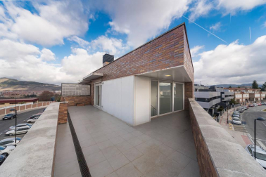Se vende adosado luminoso  con excelente orientación y vistas situado en la cúspide da Pamplona, a 10 minutos a pie del centro urbano.
Ubicado en esquina, con 270 m2, tres hermosas terrazas y un agradable jardín. Distribuido en cuatro plantas.  En el sótano, garaje, trastero, lavandería y txoko con cocina equipada. En planta baja, amplio salón con enormes cristaleras, cocina de alta gama, un dormitorio y un baño. En la primera planta, dos habitaciones que comparten baño, otra con baño incluido, salita de estar y terraza. En la segunda planta, preciosa habitación en suite con vestidor y baño, con salida a dos terrazas con vistas que rodean toda la vivienda.
Construcción de alta calidad, equipado con aire acondicionado, aspiración centralizada, persianas eléctricas y calefacción por hilo radiante.
