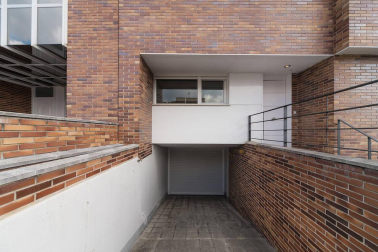 Se vende adosado luminoso  con excelente orientación y vistas situado en la cúspide da Pamplona, a 10 minutos a pie del centro urbano.
Ubicado en esquina, con 270 m2, tres hermosas terrazas y un agradable jardín. Distribuido en cuatro plantas.  En el sótano, garaje, trastero, lavandería y txoko con cocina equipada. En planta baja, amplio salón con enormes cristaleras, cocina de alta gama, un dormitorio y un baño. En la primera planta, dos habitaciones que comparten baño, otra con baño incluido, salita de estar y terraza. En la segunda planta, preciosa habitación en suite con vestidor y baño, con salida a dos terrazas con vistas que rodean toda la vivienda.
Construcción de alta calidad, equipado con aire acondicionado, aspiración centralizada, persianas eléctricas y calefacción por hilo radiante.