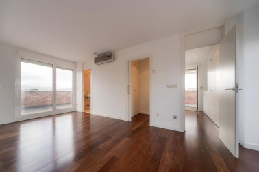 Se vende adosado luminoso  con excelente orientación y vistas situado en la cúspide da Pamplona, a 10 minutos a pie del centro urbano.
Ubicado en esquina, con 270 m2, tres hermosas terrazas y un agradable jardín. Distribuido en cuatro plantas.  En el sótano, garaje, trastero, lavandería y txoko con cocina equipada. En planta baja, amplio salón con enormes cristaleras, cocina de alta gama, un dormitorio y un baño. En la primera planta, dos habitaciones que comparten baño, otra con baño incluido, salita de estar y terraza. En la segunda planta, preciosa habitación en suite con vestidor y baño, con salida a dos terrazas con vistas que rodean toda la vivienda.
Construcción de alta calidad, equipado con aire acondicionado, aspiración centralizada, persianas eléctricas y calefacción por hilo radiante.