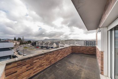 Se vende adosado luminoso  con excelente orientación y vistas situado en la cúspide da Pamplona, a 10 minutos a pie del centro urbano.
Ubicado en esquina, con 270 m2, tres hermosas terrazas y un agradable jardín. Distribuido en cuatro plantas.  En el sótano, garaje, trastero, lavandería y txoko con cocina equipada. En planta baja, amplio salón con enormes cristaleras, cocina de alta gama, un dormitorio y un baño. En la primera planta, dos habitaciones que comparten baño, otra con baño incluido, salita de estar y terraza. En la segunda planta, preciosa habitación en suite con vestidor y baño, con salida a dos terrazas con vistas que rodean toda la vivienda.
Construcción de alta calidad, equipado con aire acondicionado, aspiración centralizada, persianas eléctricas y calefacción por hilo radiante.