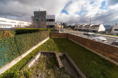 Se vende adosado luminoso  con excelente orientación y vistas situado en la cúspide da Pamplona, a 10 minutos a pie del centro urbano.
Ubicado en esquina, con 270 m2, tres hermosas terrazas y un agradable jardín. Distribuido en cuatro plantas.  En el sótano, garaje, trastero, lavandería y txoko con cocina equipada. En planta baja, amplio salón con enormes cristaleras, cocina de alta gama, un dormitorio y un baño. En la primera planta, dos habitaciones que comparten baño, otra con baño incluido, salita de estar y terraza. En la segunda planta, preciosa habitación en suite con vestidor y baño, con salida a dos terrazas con vistas que rodean toda la vivienda.
Construcción de alta calidad, equipado con aire acondicionado, aspiración centralizada, persianas eléctricas y calefacción por hilo radiante.