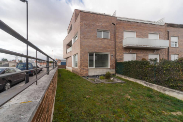 Se vende adosado luminoso  con excelente orientación y vistas situado en la cúspide da Pamplona, a 10 minutos a pie del centro urbano.
Ubicado en esquina, con 270 m2, tres hermosas terrazas y un agradable jardín. Distribuido en cuatro plantas.  En el sótano, garaje, trastero, lavandería y txoko con cocina equipada. En planta baja, amplio salón con enormes cristaleras, cocina de alta gama, un dormitorio y un baño. En la primera planta, dos habitaciones que comparten baño, otra con baño incluido, salita de estar y terraza. En la segunda planta, preciosa habitación en suite con vestidor y baño, con salida a dos terrazas con vistas que rodean toda la vivienda.
Construcción de alta calidad, equipado con aire acondicionado, aspiración centralizada, persianas eléctricas y calefacción por hilo radiante.