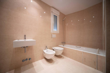 Se vende adosado luminoso  con excelente orientación y vistas situado en la cúspide da Pamplona, a 10 minutos a pie del centro urbano.
Ubicado en esquina, con 270 m2, tres hermosas terrazas y un agradable jardín. Distribuido en cuatro plantas.  En el sótano, garaje, trastero, lavandería y txoko con cocina equipada. En planta baja, amplio salón con enormes cristaleras, cocina de alta gama, un dormitorio y un baño. En la primera planta, dos habitaciones que comparten baño, otra con baño incluido, salita de estar y terraza. En la segunda planta, preciosa habitación en suite con vestidor y baño, con salida a dos terrazas con vistas que rodean toda la vivienda.
Construcción de alta calidad, equipado con aire acondicionado, aspiración centralizada, persianas eléctricas y calefacción por hilo radiante.