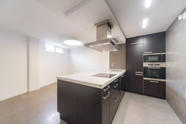 Se vende adosado luminoso  con excelente orientación y vistas situado en la cúspide da Pamplona, a 10 minutos a pie del centro urbano.
Ubicado en esquina, con 270 m2, tres hermosas terrazas y un agradable jardín. Distribuido en cuatro plantas.  En el sótano, garaje, trastero, lavandería y txoko con cocina equipada. En planta baja, amplio salón con enormes cristaleras, cocina de alta gama, un dormitorio y un baño. En la primera planta, dos habitaciones que comparten baño, otra con baño incluido, salita de estar y terraza. En la segunda planta, preciosa habitación en suite con vestidor y baño, con salida a dos terrazas con vistas que rodean toda la vivienda.
Construcción de alta calidad, equipado con aire acondicionado, aspiración centralizada, persianas eléctricas y calefacción por hilo radiante.
