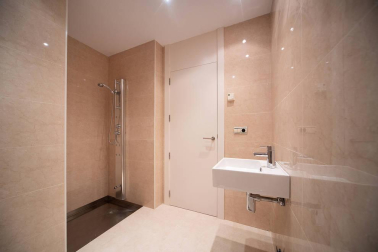 Se vende adosado luminoso  con excelente orientación y vistas situado en la cúspide da Pamplona, a 10 minutos a pie del centro urbano.
Ubicado en esquina, con 270 m2, tres hermosas terrazas y un agradable jardín. Distribuido en cuatro plantas.  En el sótano, garaje, trastero, lavandería y txoko con cocina equipada. En planta baja, amplio salón con enormes cristaleras, cocina de alta gama, un dormitorio y un baño. En la primera planta, dos habitaciones que comparten baño, otra con baño incluido, salita de estar y terraza. En la segunda planta, preciosa habitación en suite con vestidor y baño, con salida a dos terrazas con vistas que rodean toda la vivienda.
Construcción de alta calidad, equipado con aire acondicionado, aspiración centralizada, persianas eléctricas y calefacción por hilo radiante.