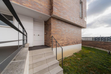 Se vende adosado luminoso  con excelente orientación y vistas situado en la cúspide da Pamplona, a 10 minutos a pie del centro urbano.
Ubicado en esquina, con 270 m2, tres hermosas terrazas y un agradable jardín. Distribuido en cuatro plantas.  En el sótano, garaje, trastero, lavandería y txoko con cocina equipada. En planta baja, amplio salón con enormes cristaleras, cocina de alta gama, un dormitorio y un baño. En la primera planta, dos habitaciones que comparten baño, otra con baño incluido, salita de estar y terraza. En la segunda planta, preciosa habitación en suite con vestidor y baño, con salida a dos terrazas con vistas que rodean toda la vivienda.
Construcción de alta calidad, equipado con aire acondicionado, aspiración centralizada, persianas eléctricas y calefacción por hilo radiante.