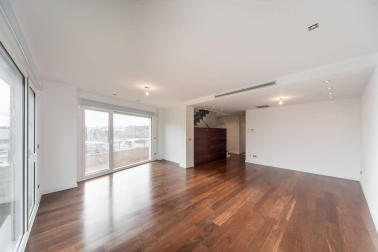 Se vende adosado luminoso  con excelente orientación y vistas situado en la cúspide da Pamplona, a 10 minutos a pie del centro urbano.
Ubicado en esquina, con 270 m2, tres hermosas terrazas y un agradable jardín. Distribuido en cuatro plantas.  En el sótano, garaje, trastero, lavandería y txoko con cocina equipada. En planta baja, amplio salón con enormes cristaleras, cocina de alta gama, un dormitorio y un baño. En la primera planta, dos habitaciones que comparten baño, otra con baño incluido, salita de estar y terraza. En la segunda planta, preciosa habitación en suite con vestidor y baño, con salida a dos terrazas con vistas que rodean toda la vivienda.
Construcción de alta calidad, equipado con aire acondicionado, aspiración centralizada, persianas eléctricas y calefacción por hilo radiante.