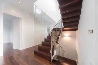 Se vende adosado luminoso  con excelente orientación y vistas situado en la cúspide da Pamplona, a 10 minutos a pie del centro urbano.
Ubicado en esquina, con 270 m2, tres hermosas terrazas y un agradable jardín. Distribuido en cuatro plantas.  En el sótano, garaje, trastero, lavandería y txoko con cocina equipada. En planta baja, amplio salón con enormes cristaleras, cocina de alta gama, un dormitorio y un baño. En la primera planta, dos habitaciones que comparten baño, otra con baño incluido, salita de estar y terraza. En la segunda planta, preciosa habitación en suite con vestidor y baño, con salida a dos terrazas con vistas que rodean toda la vivienda.
Construcción de alta calidad, equipado con aire acondicionado, aspiración centralizada, persianas eléctricas y calefacción por hilo radiante.