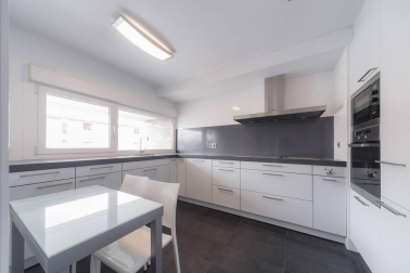Se vende adosado luminoso  con excelente orientación y vistas situado en la cúspide da Pamplona, a 10 minutos a pie del centro urbano.
Ubicado en esquina, con 270 m2, tres hermosas terrazas y un agradable jardín. Distribuido en cuatro plantas.  En el sótano, garaje, trastero, lavandería y txoko con cocina equipada. En planta baja, amplio salón con enormes cristaleras, cocina de alta gama, un dormitorio y un baño. En la primera planta, dos habitaciones que comparten baño, otra con baño incluido, salita de estar y terraza. En la segunda planta, preciosa habitación en suite con vestidor y baño, con salida a dos terrazas con vistas que rodean toda la vivienda.
Construcción de alta calidad, equipado con aire acondicionado, aspiración centralizada, persianas eléctricas y calefacción por hilo radiante.