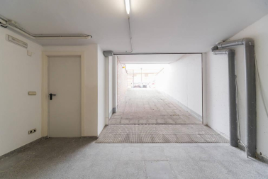Se vende adosado luminoso  con excelente orientación y vistas situado en la cúspide da Pamplona, a 10 minutos a pie del centro urbano.
Ubicado en esquina, con 270 m2, tres hermosas terrazas y un agradable jardín. Distribuido en cuatro plantas.  En el sótano, garaje, trastero, lavandería y txoko con cocina equipada. En planta baja, amplio salón con enormes cristaleras, cocina de alta gama, un dormitorio y un baño. En la primera planta, dos habitaciones que comparten baño, otra con baño incluido, salita de estar y terraza. En la segunda planta, preciosa habitación en suite con vestidor y baño, con salida a dos terrazas con vistas que rodean toda la vivienda.
Construcción de alta calidad, equipado con aire acondicionado, aspiración centralizada, persianas eléctricas y calefacción por hilo radiante.