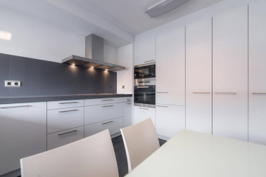 Se vende adosado luminoso  con excelente orientación y vistas situado en la cúspide da Pamplona, a 10 minutos a pie del centro urbano.
Ubicado en esquina, con 270 m2, tres hermosas terrazas y un agradable jardín. Distribuido en cuatro plantas.  En el sótano, garaje, trastero, lavandería y txoko con cocina equipada. En planta baja, amplio salón con enormes cristaleras, cocina de alta gama, un dormitorio y un baño. En la primera planta, dos habitaciones que comparten baño, otra con baño incluido, salita de estar y terraza. En la segunda planta, preciosa habitación en suite con vestidor y baño, con salida a dos terrazas con vistas que rodean toda la vivienda.
Construcción de alta calidad, equipado con aire acondicionado, aspiración centralizada, persianas eléctricas y calefacción por hilo radiante.