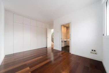 Se vende adosado luminoso  con excelente orientación y vistas situado en la cúspide da Pamplona, a 10 minutos a pie del centro urbano.
Ubicado en esquina, con 270 m2, tres hermosas terrazas y un agradable jardín. Distribuido en cuatro plantas.  En el sótano, garaje, trastero, lavandería y txoko con cocina equipada. En planta baja, amplio salón con enormes cristaleras, cocina de alta gama, un dormitorio y un baño. En la primera planta, dos habitaciones que comparten baño, otra con baño incluido, salita de estar y terraza. En la segunda planta, preciosa habitación en suite con vestidor y baño, con salida a dos terrazas con vistas que rodean toda la vivienda.
Construcción de alta calidad, equipado con aire acondicionado, aspiración centralizada, persianas eléctricas y calefacción por hilo radiante.