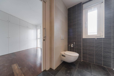 Se vende adosado luminoso  con excelente orientación y vistas situado en la cúspide da Pamplona, a 10 minutos a pie del centro urbano.
Ubicado en esquina, con 270 m2, tres hermosas terrazas y un agradable jardín. Distribuido en cuatro plantas.  En el sótano, garaje, trastero, lavandería y txoko con cocina equipada. En planta baja, amplio salón con enormes cristaleras, cocina de alta gama, un dormitorio y un baño. En la primera planta, dos habitaciones que comparten baño, otra con baño incluido, salita de estar y terraza. En la segunda planta, preciosa habitación en suite con vestidor y baño, con salida a dos terrazas con vistas que rodean toda la vivienda.
Construcción de alta calidad, equipado con aire acondicionado, aspiración centralizada, persianas eléctricas y calefacción por hilo radiante.