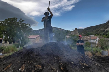 Sin las prisas de otros años por el paréntesis en la actividad de restaurantes y asaderos, Miguel Lander Asarta hace carbón con ajuste a una tradición heredada