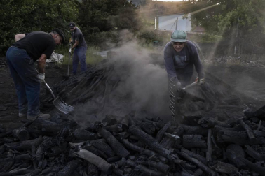 Sin las prisas de otros años por el paréntesis en la actividad de restaurantes y asaderos, Miguel Lander Asarta hace carbón con ajuste a una tradición heredada