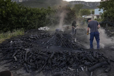 Sin las prisas de otros años por el paréntesis en la actividad de restaurantes y asaderos, Miguel Lander Asarta hace carbón con ajuste a una tradición heredada