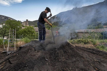 Sin las prisas de otros años por el paréntesis en la actividad de restaurantes y asaderos, Miguel Lander Asarta hace carbón con ajuste a una tradición heredada