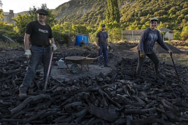 Sin las prisas de otros años por el paréntesis en la actividad de restaurantes y asaderos, Miguel Lander Asarta hace carbón con ajuste a una tradición heredada