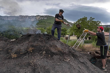 Sin las prisas de otros años por el paréntesis en la actividad de restaurantes y asaderos, Miguel Lander Asarta hace carbón con ajuste a una tradición heredada