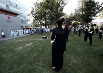 El homenaje se ha realizado en la explanada de Urgencias
