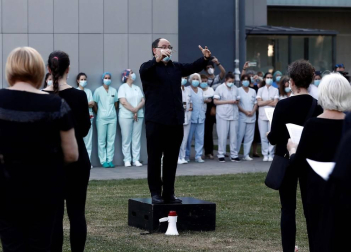 El homenaje se ha realizado en la explanada de Urgencias