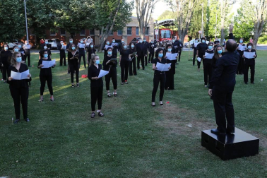 El homenaje se ha realizado en la explanada de Urgencias
