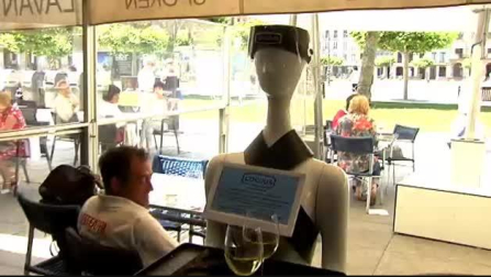 Un bar de Pamplona “contrata” a un robot para servir a los clientes