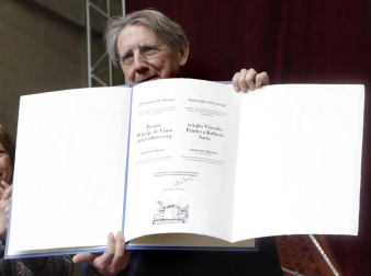 El escritor, docente, investigador y divulgador llama a "mimar la educación y la cultura", que ha definido como "un modo de vivir humanizado"