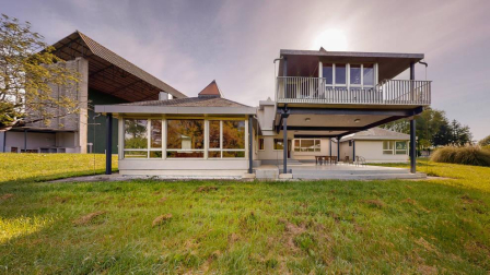 En pleno valle de Ulzama, entre Guerendiain y Eltso, a un paso del Club de Golf Ulzama y próximo al bosque de Orgi, encontramos esta casa, recién reformada, con parcela con instalación para piscina y un frontón único.

En la planta baja, el hall que nos adentra en un majestuoso salón-comedor con chimenea, madera laminada en suelos, paredes y techos, la cocina con despensa, lavandería y un aseo. En la zona de noche, dos habitaciones en suite con baño respectivamente y una de ellas con vestidor y otras dos habitaciones con un baño. 

En la primera planta, amplio salón-comedor con dos terrazas con vistas panorámicas  y chimenea.

Más información en info@dninmo.com