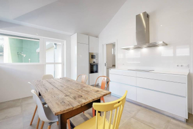 En pleno valle de Ulzama, entre Guerendiain y Eltso, a un paso del Club de Golf Ulzama y próximo al bosque de Orgi, encontramos esta casa, recién reformada, con parcela con instalación para piscina y un frontón único.

En la planta baja, el hall que nos adentra en un majestuoso salón-comedor con chimenea, madera laminada en suelos, paredes y techos, la cocina con despensa, lavandería y un aseo. En la zona de noche, dos habitaciones en suite con baño respectivamente y una de ellas con vestidor y otras dos habitaciones con un baño. 

En la primera planta, amplio salón-comedor con dos terrazas con vistas panorámicas  y chimenea.

Más información en info@dninmo.com