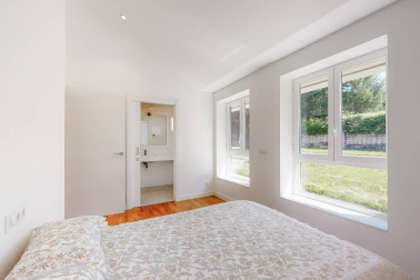 En pleno valle de Ulzama, entre Guerendiain y Eltso, a un paso del Club de Golf Ulzama y próximo al bosque de Orgi, encontramos esta casa, recién reformada, con parcela con instalación para piscina y un frontón único.

En la planta baja, el hall que nos adentra en un majestuoso salón-comedor con chimenea, madera laminada en suelos, paredes y techos, la cocina con despensa, lavandería y un aseo. En la zona de noche, dos habitaciones en suite con baño respectivamente y una de ellas con vestidor y otras dos habitaciones con un baño. 

En la primera planta, amplio salón-comedor con dos terrazas con vistas panorámicas  y chimenea.

Más información en info@dninmo.com