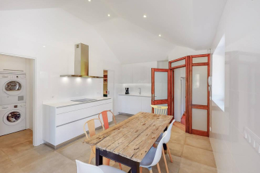 En pleno valle de Ulzama, entre Guerendiain y Eltso, a un paso del Club de Golf Ulzama y próximo al bosque de Orgi, encontramos esta casa, recién reformada, con parcela con instalación para piscina y un frontón único.

En la planta baja, el hall que nos adentra en un majestuoso salón-comedor con chimenea, madera laminada en suelos, paredes y techos, la cocina con despensa, lavandería y un aseo. En la zona de noche, dos habitaciones en suite con baño respectivamente y una de ellas con vestidor y otras dos habitaciones con un baño. 

En la primera planta, amplio salón-comedor con dos terrazas con vistas panorámicas  y chimenea.

Más información en info@dninmo.com