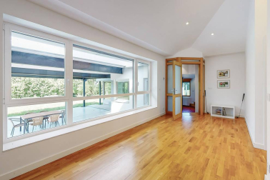 En pleno valle de Ulzama, entre Guerendiain y Eltso, a un paso del Club de Golf Ulzama y próximo al bosque de Orgi, encontramos esta casa, recién reformada, con parcela con instalación para piscina y un frontón único.

En la planta baja, el hall que nos adentra en un majestuoso salón-comedor con chimenea, madera laminada en suelos, paredes y techos, la cocina con despensa, lavandería y un aseo. En la zona de noche, dos habitaciones en suite con baño respectivamente y una de ellas con vestidor y otras dos habitaciones con un baño. 

En la primera planta, amplio salón-comedor con dos terrazas con vistas panorámicas  y chimenea.

Más información en info@dninmo.com