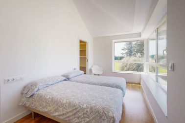 En pleno valle de Ulzama, entre Guerendiain y Eltso, a un paso del Club de Golf Ulzama y próximo al bosque de Orgi, encontramos esta casa, recién reformada, con parcela con instalación para piscina y un frontón único.

En la planta baja, el hall que nos adentra en un majestuoso salón-comedor con chimenea, madera laminada en suelos, paredes y techos, la cocina con despensa, lavandería y un aseo. En la zona de noche, dos habitaciones en suite con baño respectivamente y una de ellas con vestidor y otras dos habitaciones con un baño. 

En la primera planta, amplio salón-comedor con dos terrazas con vistas panorámicas  y chimenea.

Más información en info@dninmo.com