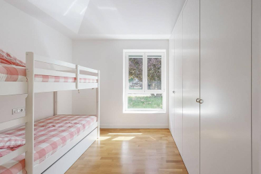 En pleno valle de Ulzama, entre Guerendiain y Eltso, a un paso del Club de Golf Ulzama y próximo al bosque de Orgi, encontramos esta casa, recién reformada, con parcela con instalación para piscina y un frontón único.

En la planta baja, el hall que nos adentra en un majestuoso salón-comedor con chimenea, madera laminada en suelos, paredes y techos, la cocina con despensa, lavandería y un aseo. En la zona de noche, dos habitaciones en suite con baño respectivamente y una de ellas con vestidor y otras dos habitaciones con un baño. 

En la primera planta, amplio salón-comedor con dos terrazas con vistas panorámicas  y chimenea.

Más información en info@dninmo.com