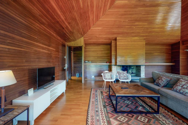 En pleno valle de Ulzama, entre Guerendiain y Eltso, a un paso del Club de Golf Ulzama y próximo al bosque de Orgi, encontramos esta casa, recién reformada, con parcela con instalación para piscina y un frontón único.

En la planta baja, el hall que nos adentra en un majestuoso salón-comedor con chimenea, madera laminada en suelos, paredes y techos, la cocina con despensa, lavandería y un aseo. En la zona de noche, dos habitaciones en suite con baño respectivamente y una de ellas con vestidor y otras dos habitaciones con un baño. 

En la primera planta, amplio salón-comedor con dos terrazas con vistas panorámicas  y chimenea.

Más información en info@dninmo.com