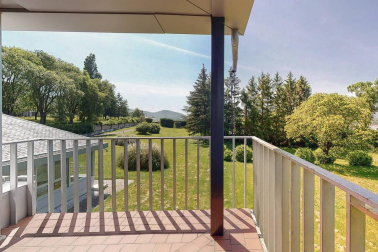 En pleno valle de Ulzama, entre Guerendiain y Eltso, a un paso del Club de Golf Ulzama y próximo al bosque de Orgi, encontramos esta casa, recién reformada, con parcela con instalación para piscina y un frontón único.

En la planta baja, el hall que nos adentra en un majestuoso salón-comedor con chimenea, madera laminada en suelos, paredes y techos, la cocina con despensa, lavandería y un aseo. En la zona de noche, dos habitaciones en suite con baño respectivamente y una de ellas con vestidor y otras dos habitaciones con un baño. 

En la primera planta, amplio salón-comedor con dos terrazas con vistas panorámicas  y chimenea.

Más información en info@dninmo.com