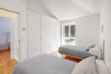 En pleno valle de Ulzama, entre Guerendiain y Eltso, a un paso del Club de Golf Ulzama y próximo al bosque de Orgi, encontramos esta casa, recién reformada, con parcela con instalación para piscina y un frontón único.

En la planta baja, el hall que nos adentra en un majestuoso salón-comedor con chimenea, madera laminada en suelos, paredes y techos, la cocina con despensa, lavandería y un aseo. En la zona de noche, dos habitaciones en suite con baño respectivamente y una de ellas con vestidor y otras dos habitaciones con un baño. 

En la primera planta, amplio salón-comedor con dos terrazas con vistas panorámicas  y chimenea.

Más información en info@dninmo.com