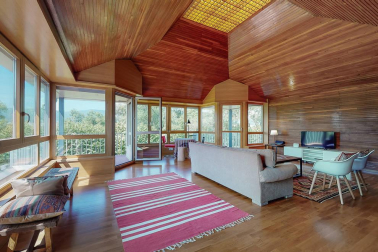 En pleno valle de Ulzama, entre Guerendiain y Eltso, a un paso del Club de Golf Ulzama y próximo al bosque de Orgi, encontramos esta casa, recién reformada, con parcela con instalación para piscina y un frontón único.

En la planta baja, el hall que nos adentra en un majestuoso salón-comedor con chimenea, madera laminada en suelos, paredes y techos, la cocina con despensa, lavandería y un aseo. En la zona de noche, dos habitaciones en suite con baño respectivamente y una de ellas con vestidor y otras dos habitaciones con un baño. 

En la primera planta, amplio salón-comedor con dos terrazas con vistas panorámicas  y chimenea.

Más información en info@dninmo.com