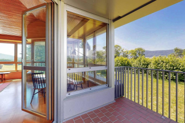 En pleno valle de Ulzama, entre Guerendiain y Eltso, a un paso del Club de Golf Ulzama y próximo al bosque de Orgi, encontramos esta casa, recién reformada, con parcela con instalación para piscina y un frontón único.

En la planta baja, el hall que nos adentra en un majestuoso salón-comedor con chimenea, madera laminada en suelos, paredes y techos, la cocina con despensa, lavandería y un aseo. En la zona de noche, dos habitaciones en suite con baño respectivamente y una de ellas con vestidor y otras dos habitaciones con un baño. 

En la primera planta, amplio salón-comedor con dos terrazas con vistas panorámicas  y chimenea.

Más información en info@dninmo.com