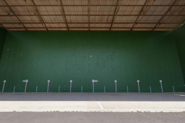 En pleno valle de Ulzama, entre Guerendiain y Eltso, a un paso del Club de Golf Ulzama y próximo al bosque de Orgi, encontramos esta casa, recién reformada, con parcela con instalación para piscina y un frontón único.

En la planta baja, el hall que nos adentra en un majestuoso salón-comedor con chimenea, madera laminada en suelos, paredes y techos, la cocina con despensa, lavandería y un aseo. En la zona de noche, dos habitaciones en suite con baño respectivamente y una de ellas con vestidor y otras dos habitaciones con un baño. 

En la primera planta, amplio salón-comedor con dos terrazas con vistas panorámicas  y chimenea.

Más información en info@dninmo.com