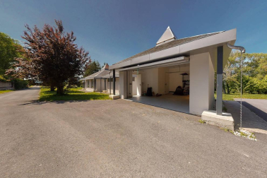 En pleno valle de Ulzama, entre Guerendiain y Eltso, a un paso del Club de Golf Ulzama y próximo al bosque de Orgi, encontramos esta casa, recién reformada, con parcela con instalación para piscina y un frontón único.

En la planta baja, el hall que nos adentra en un majestuoso salón-comedor con chimenea, madera laminada en suelos, paredes y techos, la cocina con despensa, lavandería y un aseo. En la zona de noche, dos habitaciones en suite con baño respectivamente y una de ellas con vestidor y otras dos habitaciones con un baño. 

En la primera planta, amplio salón-comedor con dos terrazas con vistas panorámicas  y chimenea.

Más información en info@dninmo.com