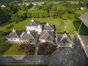 En pleno valle de Ulzama, entre Guerendiain y Eltso, a un paso del Club de Golf Ulzama y próximo al bosque de Orgi, encontramos esta casa, recién reformada, con parcela con instalación para piscina y un frontón único.

En la planta baja, el hall que nos adentra en un majestuoso salón-comedor con chimenea, madera laminada en suelos, paredes y techos, la cocina con despensa, lavandería y un aseo. En la zona de noche, dos habitaciones en suite con baño respectivamente y una de ellas con vestidor y otras dos habitaciones con un baño. 

En la primera planta, amplio salón-comedor con dos terrazas con vistas panorámicas  y chimenea.

Más información en info@dninmo.com